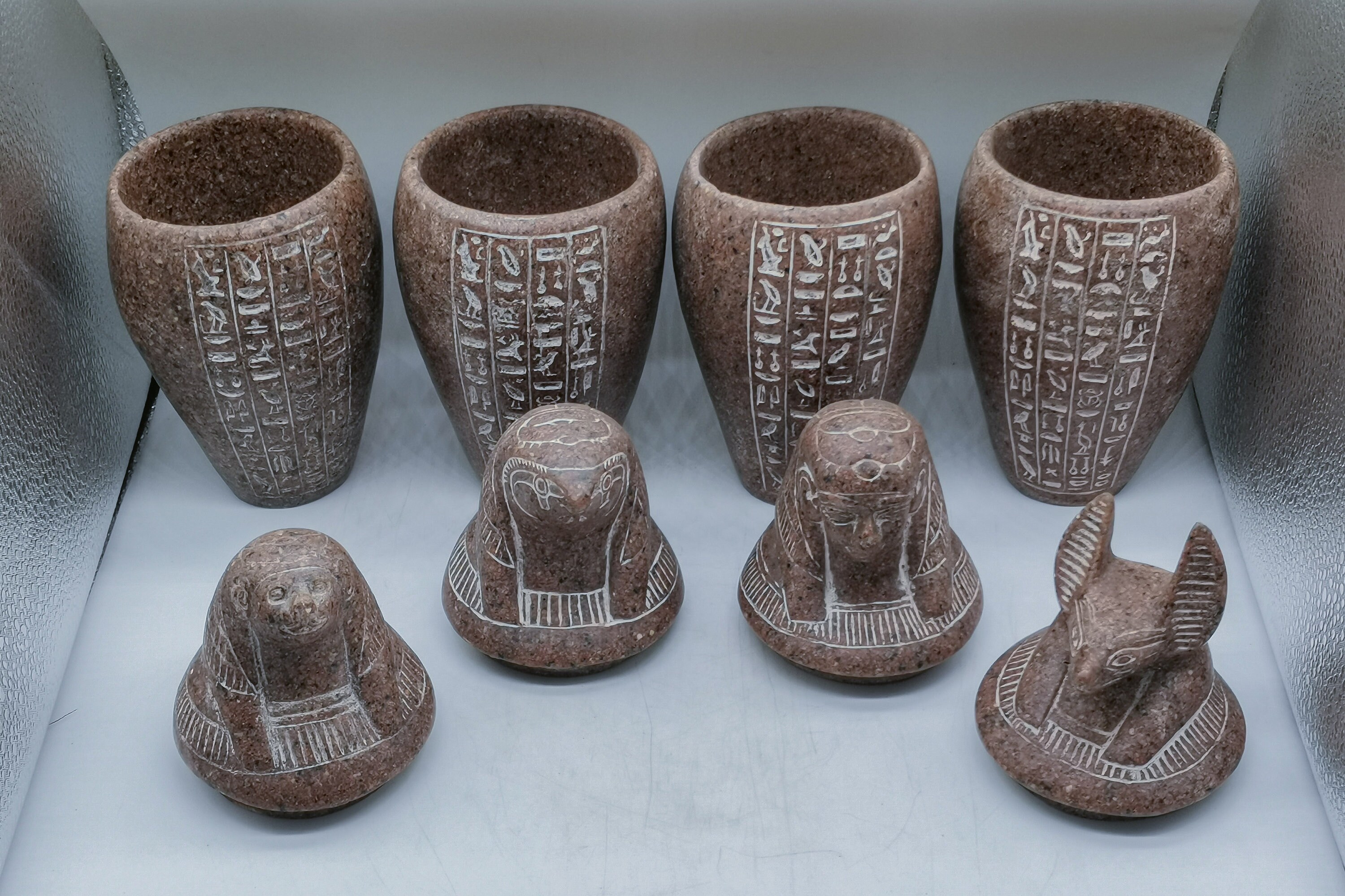 エジプトのカノプス壺セット：ホルスの息子たちの花崗岩レプリカ