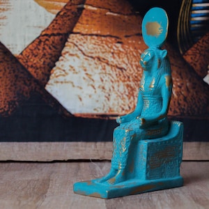 Estatua egipcia de la diosa egipcia Sekhmet, dama de la guerra sentada, hecha en Egipto