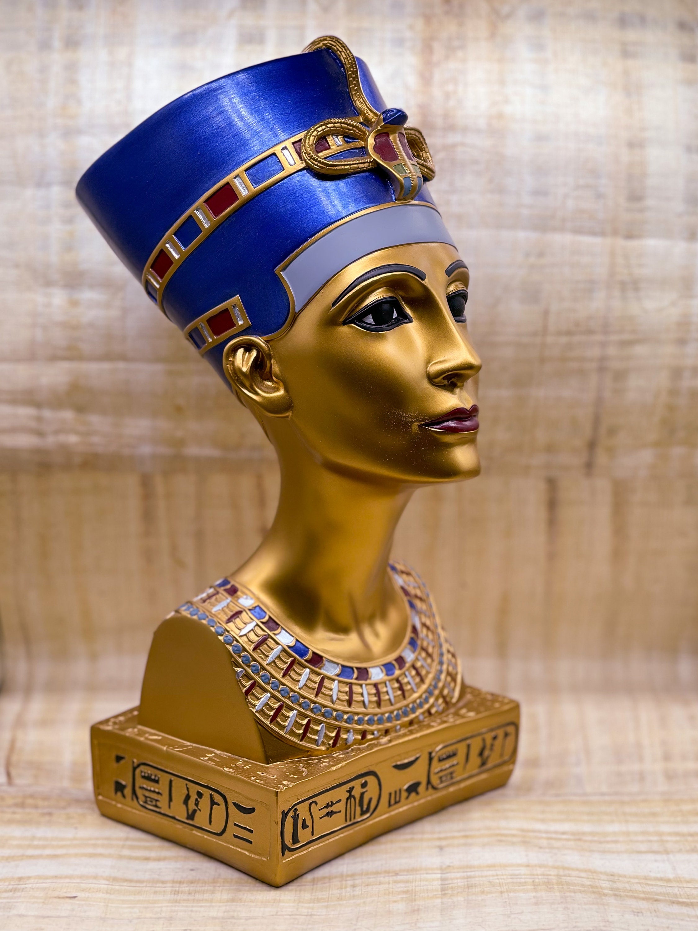 エジプトのネフェルティティ女王の像。エジプトで作られた、手描きの