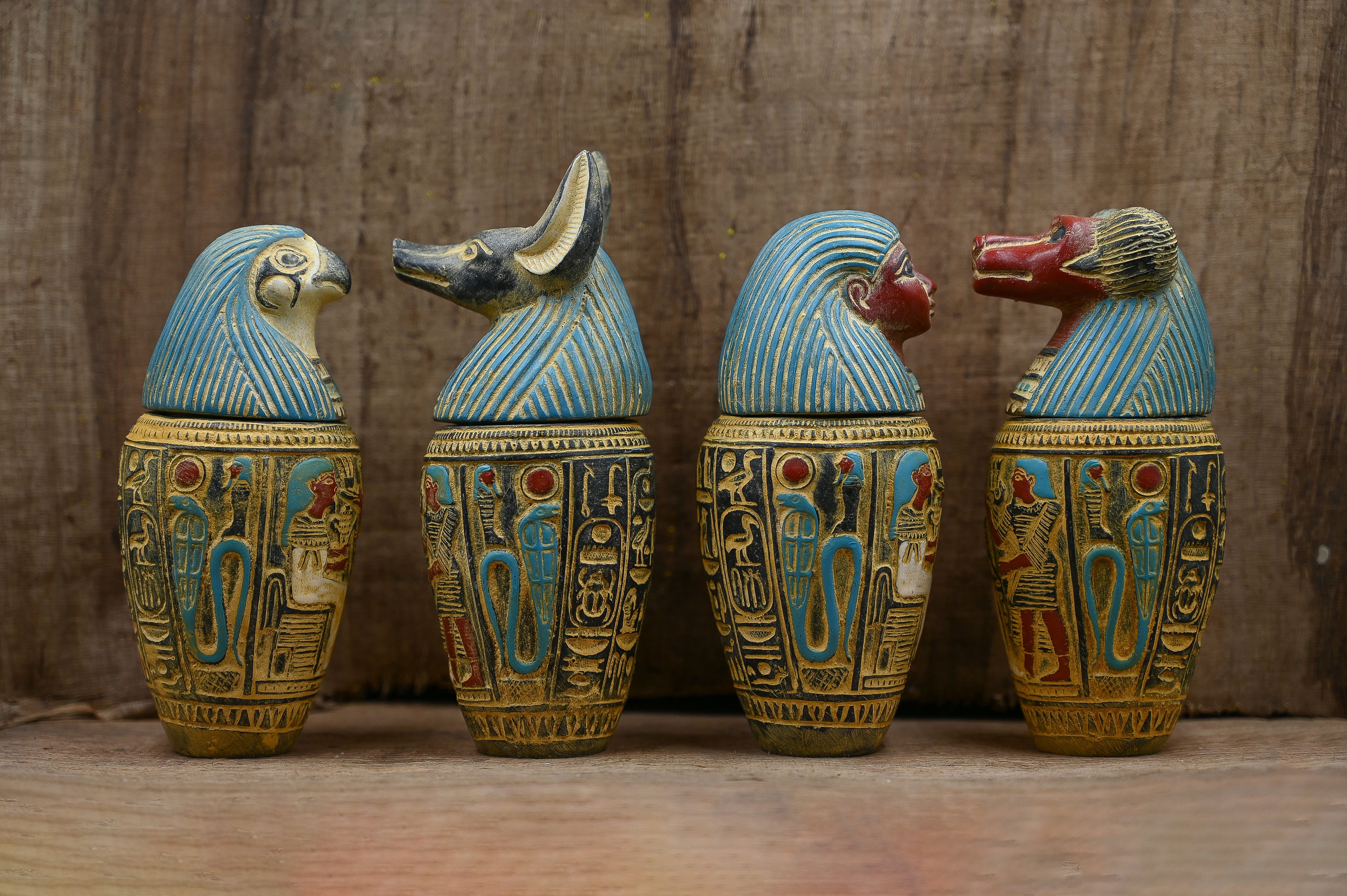 エジプトのカノプス壺セット：ホルスの息子の彫刻、古代美術装飾