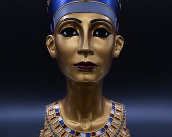 エジプトのネフェルティティ女王の像。エジプトで作られた、手描きの
