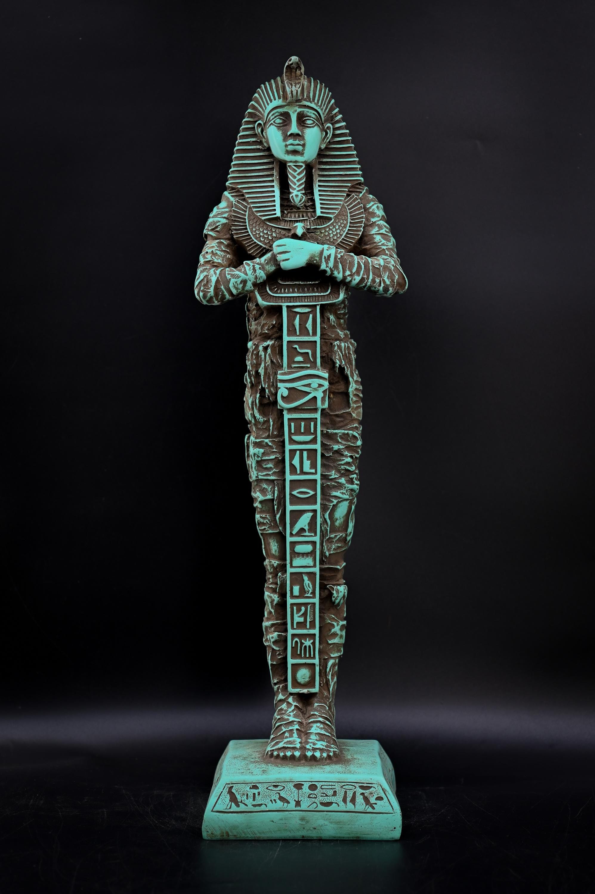 『ねはん』 エジプトで作られたツタンカーメン王のユニークな古代エジプトの像の