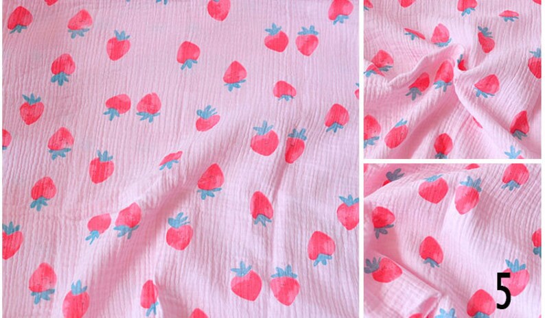 Puede incluir: Tela rosa con estampado de fresas blancas y azules. La tela es texturizada y tiene una sensaci&oacute;n suave y de gasa.