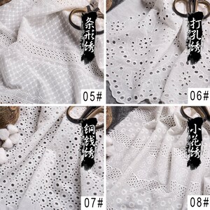 K&ouml;nnte beinhalten: Vier Muster aus wei&szlig;em Baumwollstoff mit verschiedenen Stickmustern. Die Stoffmuster sind mit Nummern und chinesischen Schriftzeichen gekennzeichnet. Die Muster umfassen ein Blumenmuster, ein geometrisches Muster, ein kleines Blumenmuster und ein gro&szlig;es Lochmuster.