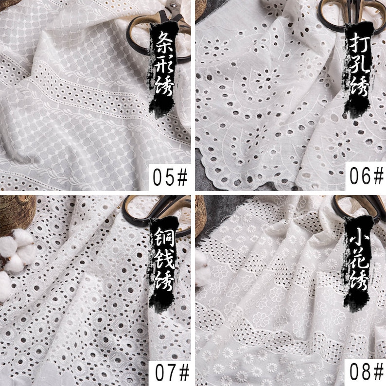 K&ouml;nnte beinhalten: Vier Muster aus wei&szlig;em Baumwollstoff mit verschiedenen Stickmustern. Die Stoffmuster sind mit Nummern und chinesischen Schriftzeichen gekennzeichnet. Die Muster umfassen ein Blumenmuster, ein geometrisches Muster, ein kleines Blumenmuster und ein gro&szlig;es Lochmuster.