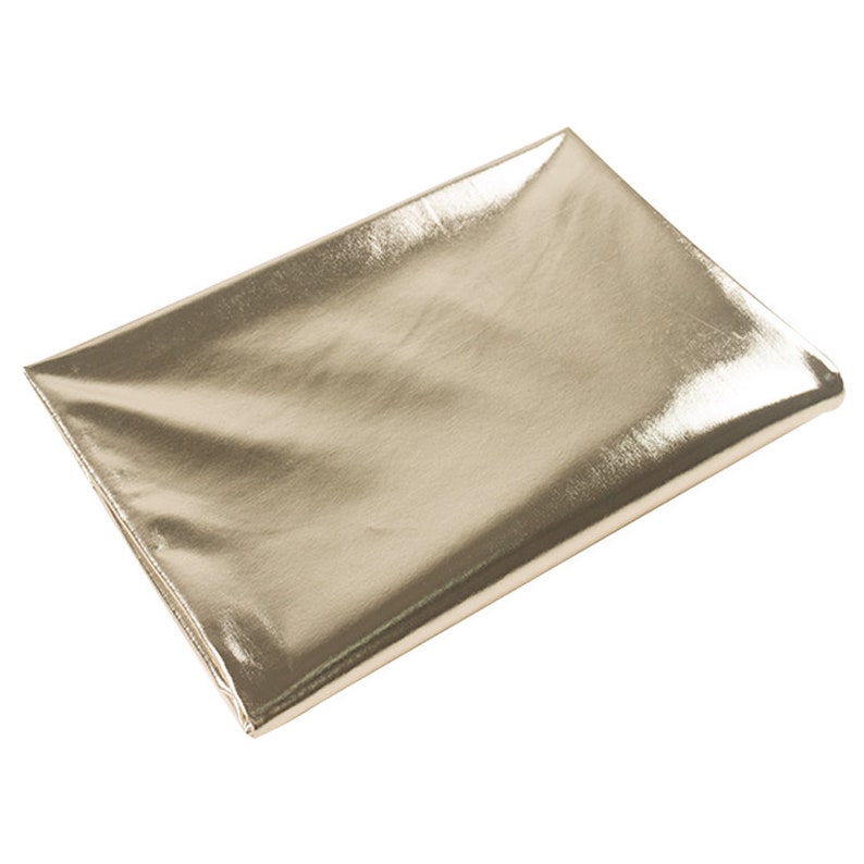 Op de afbeelding: Een vel gouden metallic stof. De stof heeft een glad, glanzend oppervlak.