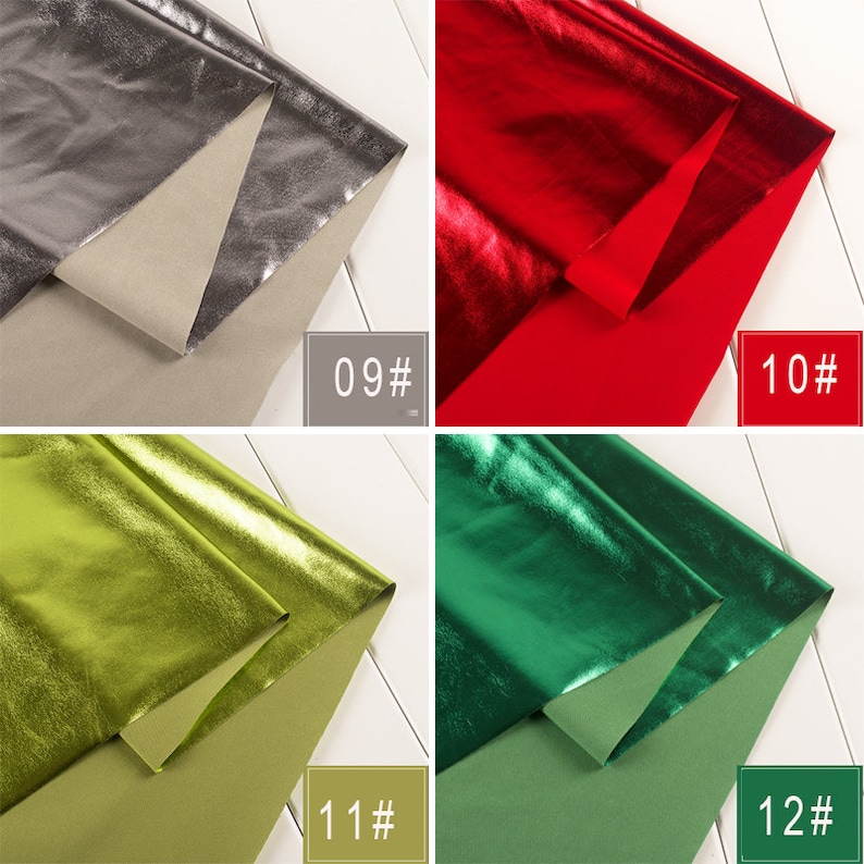 Op de afbeelding: Vier swatches van metallic stof, elk gevouwen in de helft. De swatches zijn zilver, rood, groen en goud. De swatches zijn gelabeld met de nummers 09, 10, 11 en 12.