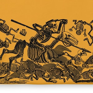 CALAVERA montando SKELETON HORSE. Camiseta gráfica con ilustración mexicana vintage con ambiente de Día de Los Muertos. Disponible en varios colores