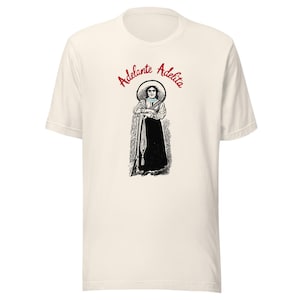ADELANTE ADELITA, baserad på kvinnlig mexikansk revolutionär, unisex t-shirt med grafisk design och mexikansk vintageillustration. Finns i flera färger.