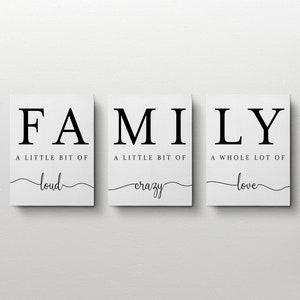 K&ouml;nnte beinhalten: Drei wei&szlig;e rechteckige Schilder mit schwarzem Text, der "FAMILY" lautet, mit den Worten "A little bit of loud", "A little bit of crazy" und "A whole lot of love" unter jedem Wort.