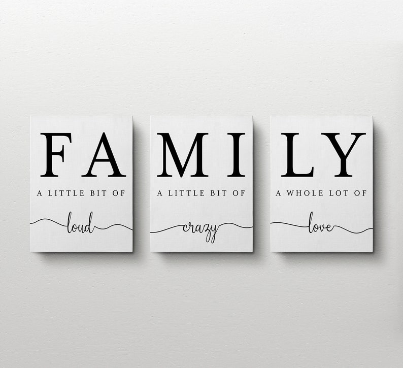 K&ouml;nnte beinhalten: Drei wei&szlig;e rechteckige Schilder mit schwarzem Text, der "FAMILY" lautet, mit den Worten "A little bit of loud", "A little bit of crazy" und "A whole lot of love" unter jedem Wort.