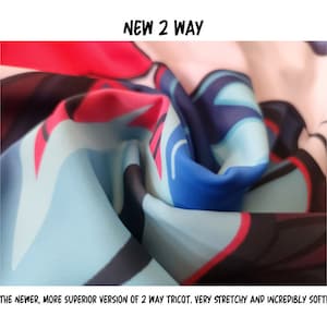 Puede incluir: Primer plano de una tela azul, roja y negra con una superficie texturizada y el&aacute;stica. La tela est&aacute; doblada y muestra la textura y la elasticidad del material. "NEW 2 WAY" y "THE NEWER, MORE SUPERIOR VERSION OF 2 WAY TRICOT. VERY STRETCHY AND INCREDIBLY SOFTI" est&aacute;n escritos en negro sobre un fondo blanco.