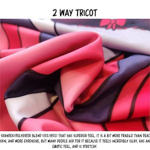 Puede incluir: Primer plano de una tela rosa, negra y blanca con una etiqueta de 2 Way Tricot. La tela es suave y el&aacute;stica, con una sensaci&oacute;n sedosa.