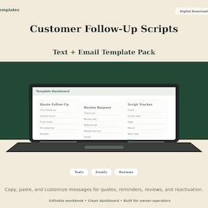 Può includere: Grafica scaricabile digitalmente con il testo "Customer Follow-Up Scripts" e "Text + Email Template Pack". L'immagine mostra un laptop che visualizza una dashboard di modelli con sezioni per preventivi, recensioni e monitoraggio degli script. La grafica include le parole "Texts", "Emails" e "Reviews".