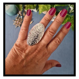 Bague ovale martelée argentée réglable - Collection "Les bagues d'Emma"