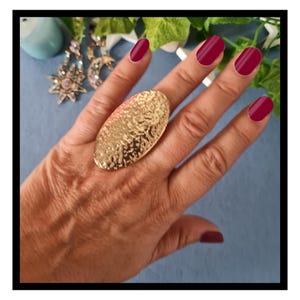 Bague ovale martelée dorée réglable - Collection "Les bagues d'Emma"