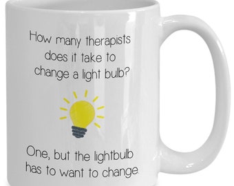 How many therapists...change lightbulb mug Therapist, Therapist Gift, Therapist graduation gift, Psychologist, Counselor, Social Worker