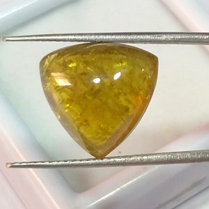 12 Karat, Natürlicher Peridot Edelstein Cabochon, Peridot Cabochon, Peridot Smooth Trillion Cabochon, Lose Edelstein, 14x14x7 MM, AAA Qualität.