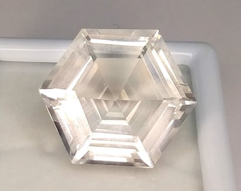 25 Karat! Natürliche Kristall facettiert 20x20x10 MM. Hexagon Form. Riesige Größe Konkaver Schnitt. Funkelnder Stein. Besonderer Zuschnitt. Edelstein gefasst.