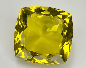 35 karat. Naturlig citronkvarts av högsta kvalitet, slipad. 22x22x12 mm. Kuddformad, specialfacetterad, kalibrerad sten. Normalslipad lös ädelsten.