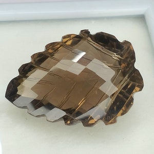 63 カート AAA+ 品質レモンクォーツファセットフラワーリーフポット彫刻洋ナシシェイプルースジェムストーン 35X25X15 MM ルースジェムストーン。
