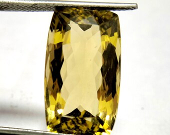17 karat. Naturlig citronkvarts av högsta kvalitet, slipad. 20x12x9 mm. Kuddformad, specialfacetterad, kalibrerad sten. Normalslipad lös ädelsten.