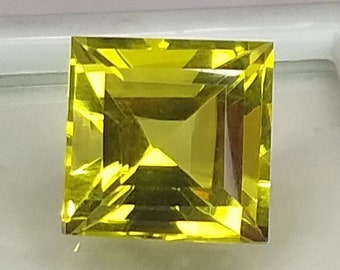 14 karat. Naturlig citronkvarts av högsta kvalitet, slipad. 14x14x11 mm. Fyrkantig form, specialfasetterad kalibrerad sten. Normalslipad lös ädelsten.
