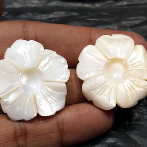 ¡70 quilates! Talla de nácar blanco natural 28x28x6 MM Flor. Hecho a mano enorme. Par de formas de flores. Talla de concha. Talla de estilo indio.