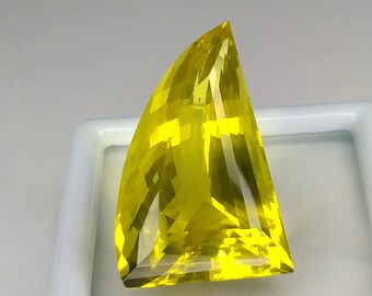 35 karat. Naturlig citronkvarts av högsta kvalitet, slipad. 28x18x12 mm. Specialfacetterad kalibrerad sten med fin form. Normalslipad lös ädelsten.