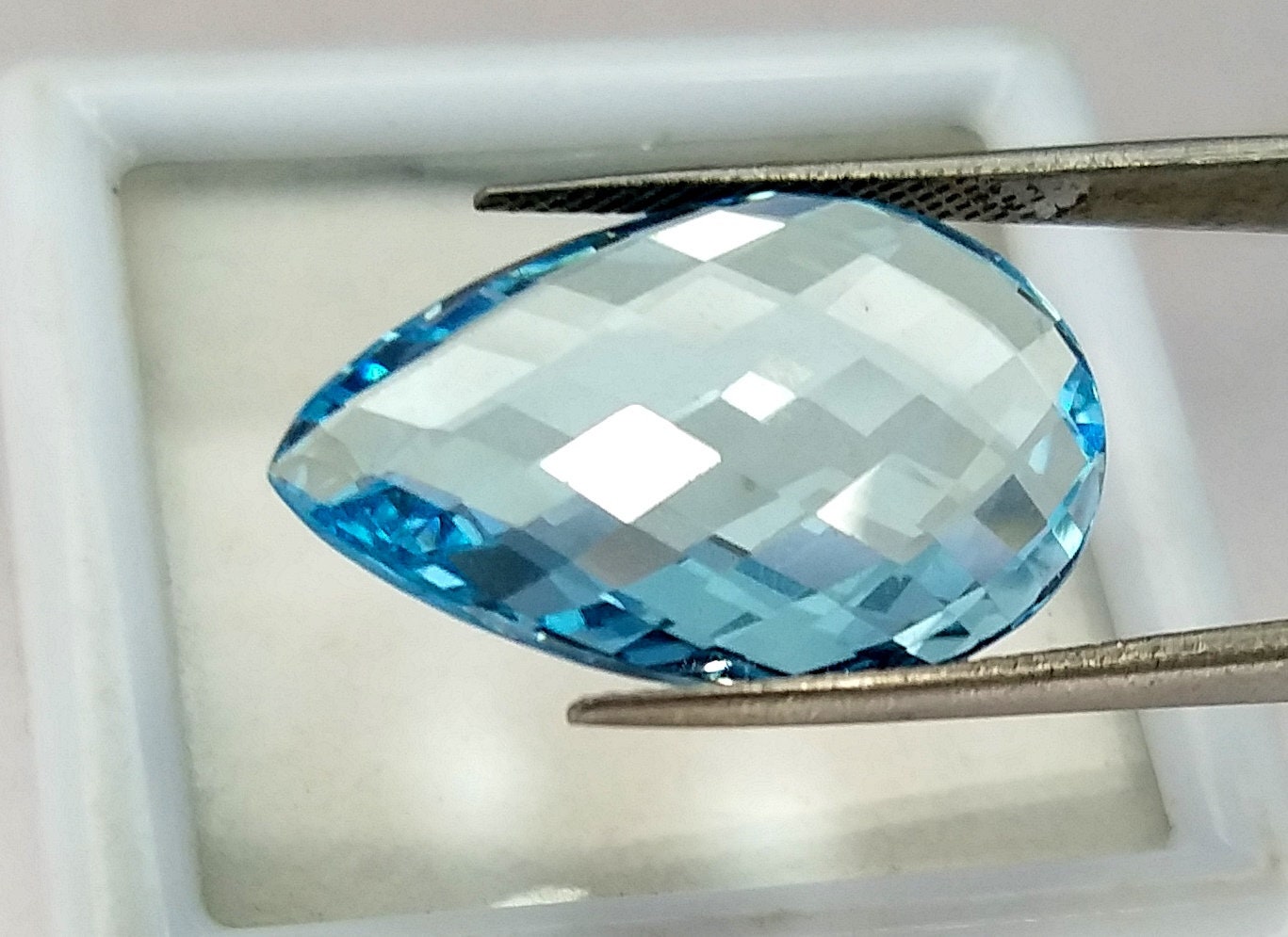 Swiss Blue Topaz Faceted Sparkling Stone Square Shape Normal Cut Reasonable Price Loose Gemstone. Sezer Cutting 22 Carats 15x15x11 MM Swiss Blue Topaz Faceted Sparkling Stone Square Shape Normal Cut Reasonable Price Loose Gemstone. Sezer Cutting 22 Carats 15x15x11 MM