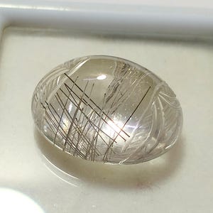 20 カート、AAA+ 品質の天然ルチルクォーツ、片面彫刻、植木鉢彫刻、楕円形、ルース宝石 20x15x11 MM、ルース宝石。