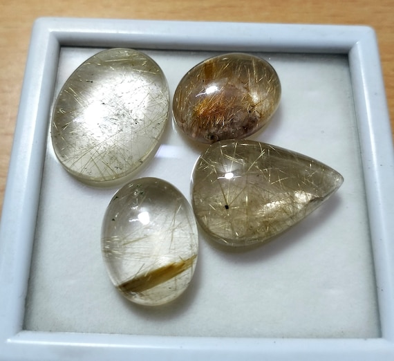 最高品質タイチンルチルインクォーツ　カボションカット ブラジル産　　寸法　：　13.1X8.5X4.0mm/3.70cts　ルースケース付 最高品質キャッツアイタイチンルチル 最高品質ルチルキャッツアイ