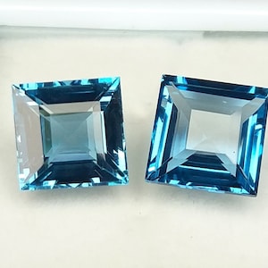 12 karat. Fasetterade schweiziska blå topaser, par. 10x10x5 mm. Fyrkantig form. Gnistrande sten, stegslipad. Normalslipad. Lös ädelsten till rimligt pris.
