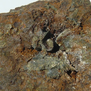 Hematite - Haut Rhin, France - 70x55x40mm / 245.1g - Crude hematite rosette / flower on matrix