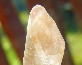 Ajoíta fantasma en cuarzo - Mina Messina, Sudáfrica - 39 x 8 x 8 mm / 3,7 g - Doble terminación con epidota - El parche de ajoíta es pequeño y tenue