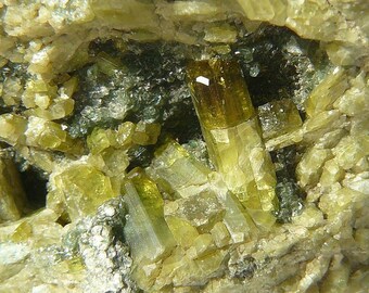 Epidote - Bourg D&#39;Oisans, France - 56x60x27mm / 104.1g - Gemmy Crystals on massive Epidote - Collected in the 1970&#39;s
