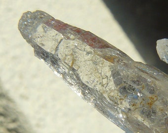 Cuarzo Brandberg - Pequeño grupo de cristales DT - Goboboseb, Namibia - Tamaño pequeño: 34 x 12 x 9 mm / 3,0 g - Fragmentos de manifestación