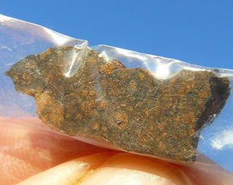Meteorito raro NWA 960 - Pequeño trozo - 2,3 g (de 997 g de TKW) - África Noroccidental - Condrita H/L/LL3 - Colección Ex Hupé con etiqueta adjunta
