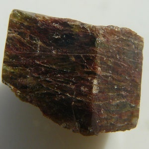 Apatita - Cristal bicolor - Wilberforce, Bancroft, Canadá - Tamaño: 23 x 16 x 18 mm / 17,5 g - Cristal natural verde y granate