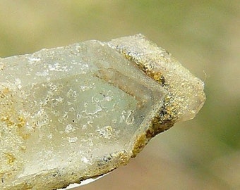 Ajoíta en cuarzo - Doble terminación - Mina Messina, Sudáfrica - PEQUEÑO: 24 x 7 x 6 mm / 1,3 g - Necesita aumento pero Ajoíta en ambos puntos