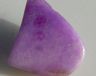 Sugilita - Piedra pulida en bruto - COLOR superior pero MUY PEQUEÑA: 9 x 8 x 4 mm / 1,5 quilates (0,31 g) - Stock antiguo (2008) - Mina Wessels, Sudáfrica