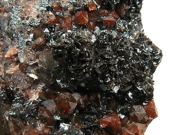 Especularita, hematita, cuarzo rojo (Eisenkiesel) - Mina Florence, Egremont, Cumbria, Reino Unido - 40 x 28 x 20 mm / 29,1 g - Combinación clásica inglesa