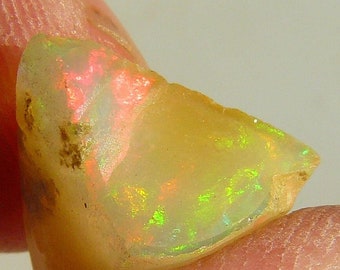 Ópalo - Ejemplar natural - Welo, Etiopía - 15x12x8 mm / 5,5 quilates (1,1 g) - Ópalo de base miel con un bonito tono verde y naranja.