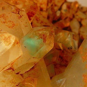 Ajoite dans du quartz - GRANDE grappe - Mine de Messine, Afrique du Sud - GRANDE : 90 x 51 x 50 mm / 242,3 g - Découpée dans un petit Vug