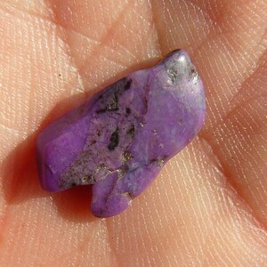 Sugilite Polished Tumble Stone Top COLOUR but VERY SMALL: 17x10x3mm / 3.6 Carats 0.73g Old stock 2008 Wessels Mine, South Africa image 4