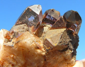 Cuarzo sobre cuarzo - con fantasmas de hematita especular - Pequeño grupo de cristales - 41 x 36 x 18 mm / 28,6 g - República Democrática del Congo - Hallazgo raro de los años 90
