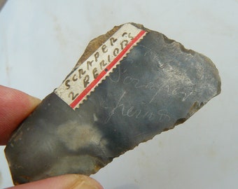 Raspador de sílex - Procedente de las cercanías de Stonehenge (Aldbourne, Wiltshire, Reino Unido) - Encontrado en 1913 - Neolítico Tardío / Edad del Bronce Temprano - 61 x 34 x 12 mm