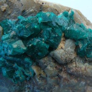 Dioptase on Quartz - LARGE: 108x90x50mm / 392g - Old stock (2003) - Kaokoveld Plateau, Kunene Region, Namibia