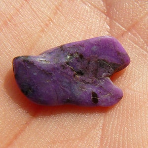 Sugilite Polished Tumble Stone Top COLOUR but VERY SMALL: 17x10x3mm / 3.6 Carats 0.73g Old stock 2008 Wessels Mine, South Africa image 3