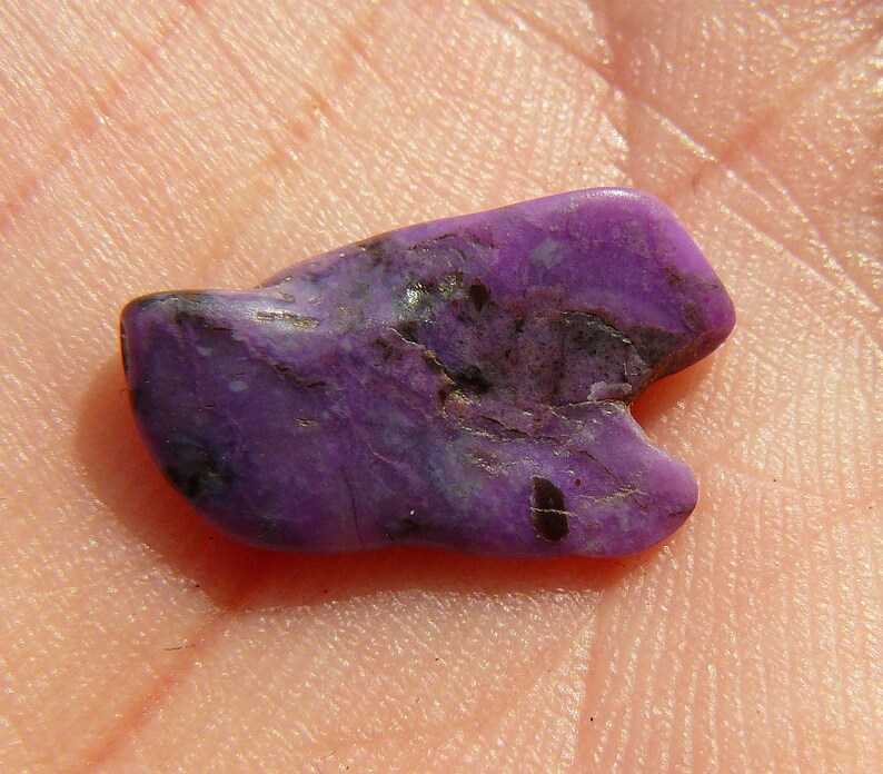 Sugilite Polished Tumble Stone Top COLOUR but VERY SMALL: 17x10x3mm / 3.6 Carats 0.73g Old stock 2008 Wessels Mine, South Africa image 3